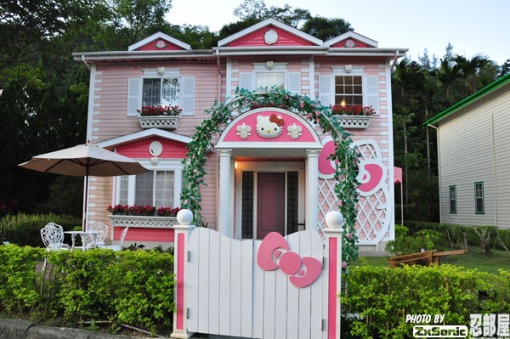 Hello Kitty House Pictures. Hello Kitty Pink House 01